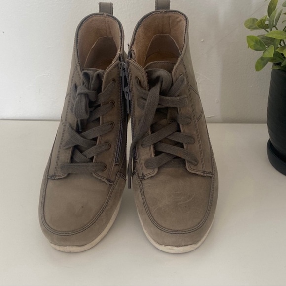 Vionic Zip-Up Comfort Sneakers Size 7 | Walking Shoes - Picture 2 of 7